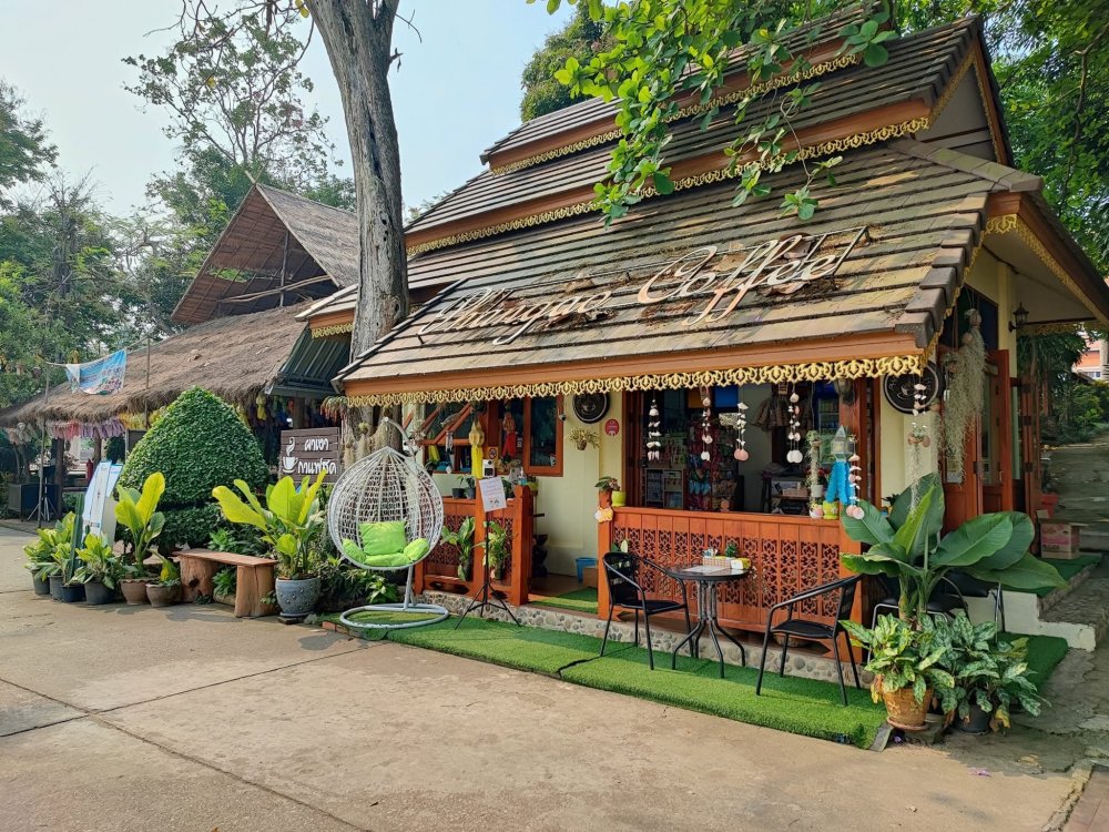 ร้านกาแฟผาเงา | พักกาย พักใจ ในที่จอดรถวัดพระธาตุผาเงา