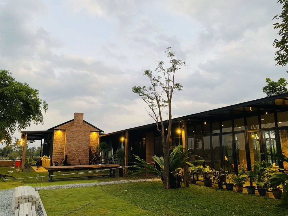 โรงนา แอร์พอร์ต (Rongna Airport) ร้านอาหารและคาเฟ่เชียงราย ใกล้สนามบิน บรรยากาศร่มรื่น